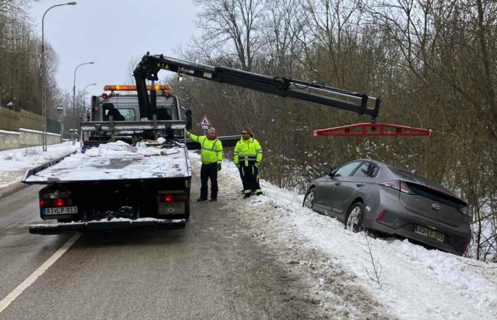 Elektromos autó mentése: ..... 1 Elektromos autó mentése: Miért tilos vontatni a Teslát és a villanyautókat?